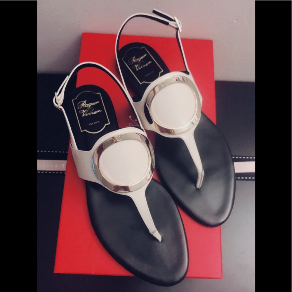 💐ROGER VIVIER💕 Round Buckle Leather Thong Sandal
